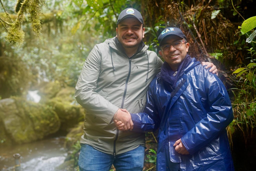 Los directores de la CAR Cundinamarca y Corpoguavio se dan la mano en señal de la alianza hecha para la protección del agua en el Centro del País.