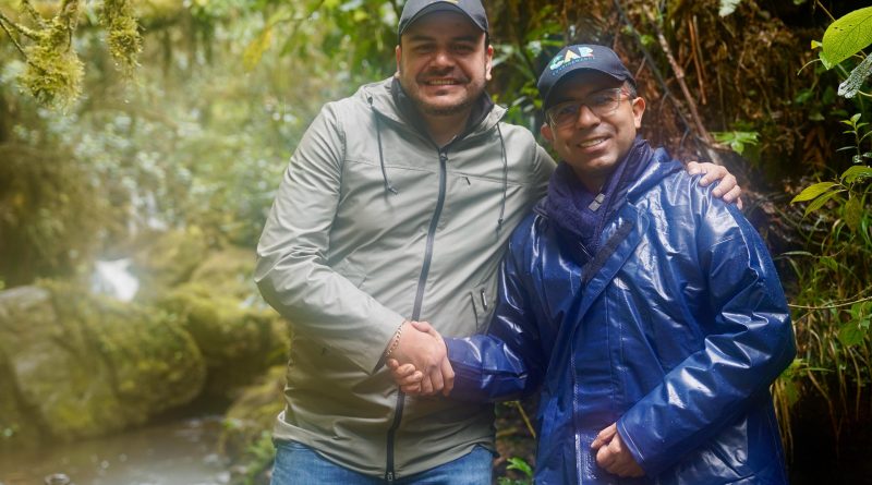Los directores de la CAR Cundinamarca y Corpoguavio se dan la mano en señal de la alianza hecha para la protección del agua en el Centro del País.