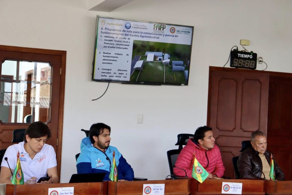 Equipo de trabajo de Fedepapa y la Gobernación de Cundinamarca están sentados en el Concejo Municipal de Villapinzón.