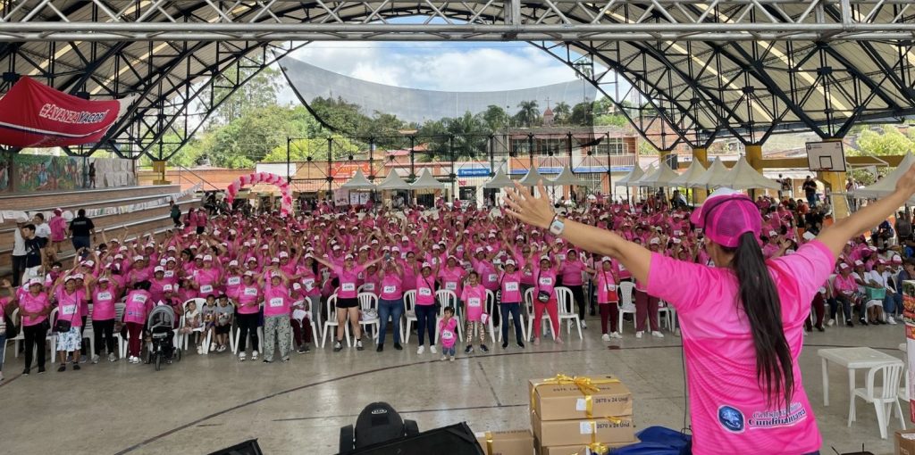 De fondo cerca de 300 mujeres vestidas de rosado, listas para salir a la carrera de la Mujer en Yacopí.