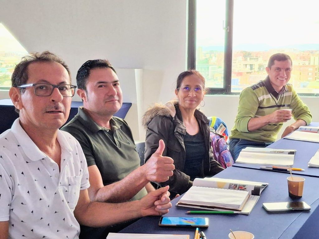 Docentes con el dedo arriba