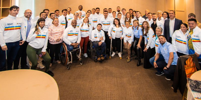 Equipo de algunos participantes en los juegos paralímpicos, junto al Gobernador de Cundinamarca, luego la la firma de un convenio de apoyo económico.