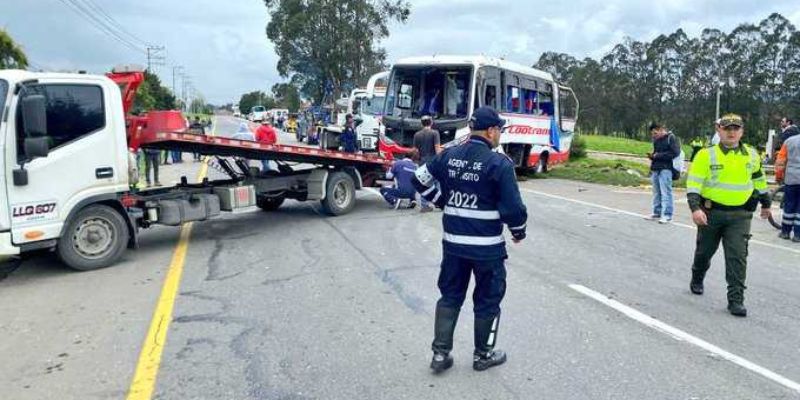 Se ve un accidente entre dos buses de servicio público en la vía Gachancipá.