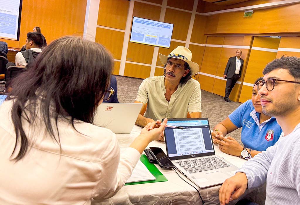 Equipo de trabajo de Gobernación y Regalías, hablando sobre los proyectos que presentaron en Llegada al Territorio.