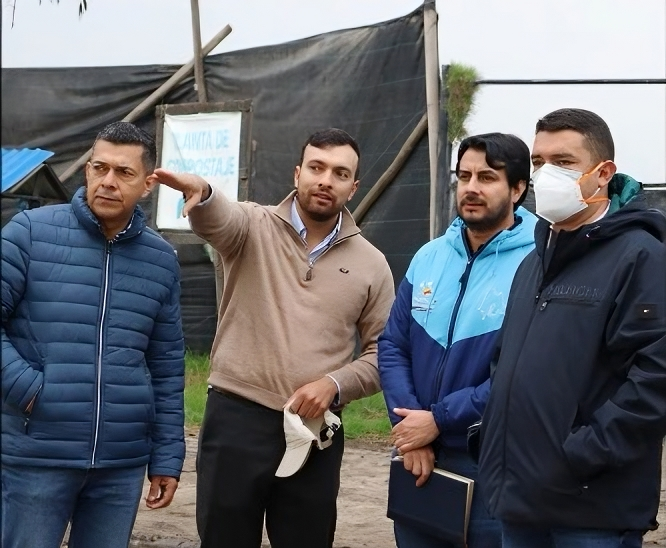 Cuatro personas entre alcalde de Subachoque y funcionarios de la Comercialización e Innovación de Cundinamarca revisando predio para el manejo de residuos sólidos.