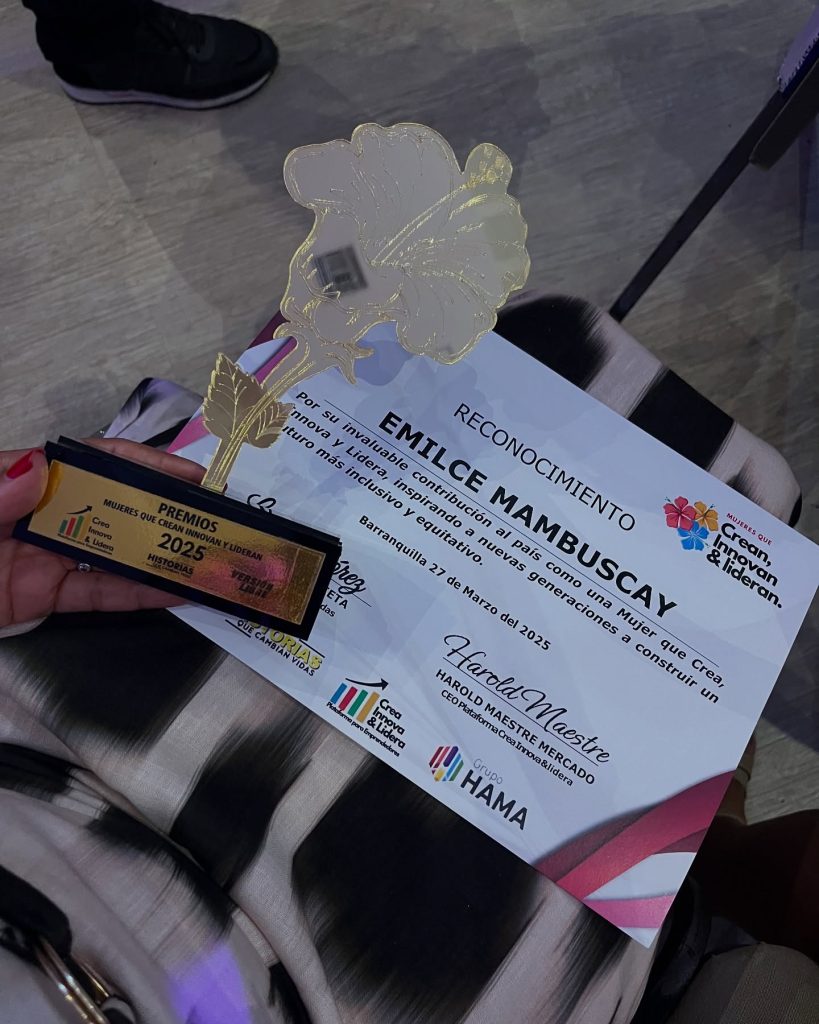 Foto el certificado y trofeo del reconocimiento dado en Barranquilla, como la mejor gestora deportiva de Cundinamarca.
