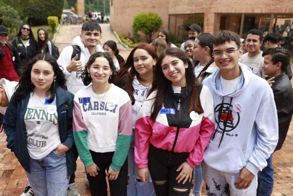 Grupo de jóvenes estudiantes