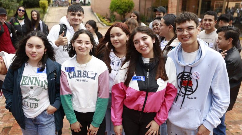 Grupo de jóvenes estudiantes