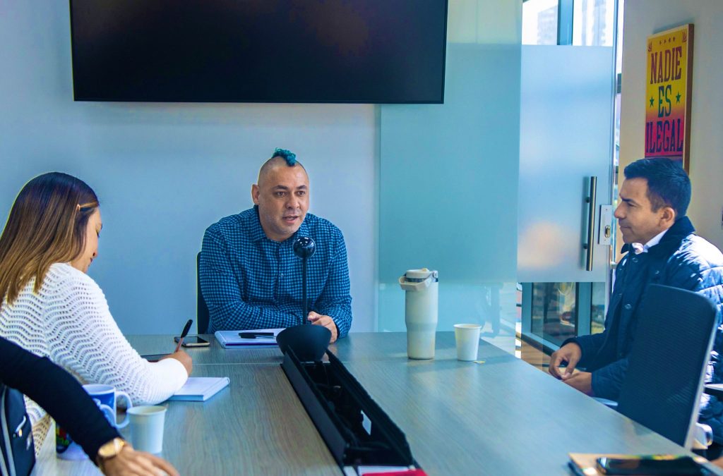 En la mesa se encuentran el Gobernador de Cundinamarca, el director de la Unidad Administrativa Especial de Alimentación Escolar y el equipo de trabajo intercambiando estrategias para brindar mejoras en el PAE