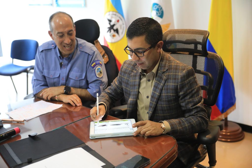 Director de la CAR y Director de Parques Nacionales realizando la firma de convenio.