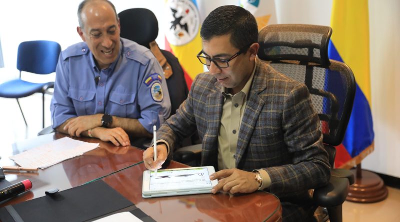Director de la CAR y Director de Parques Nacionales realizando la firma de convenio.