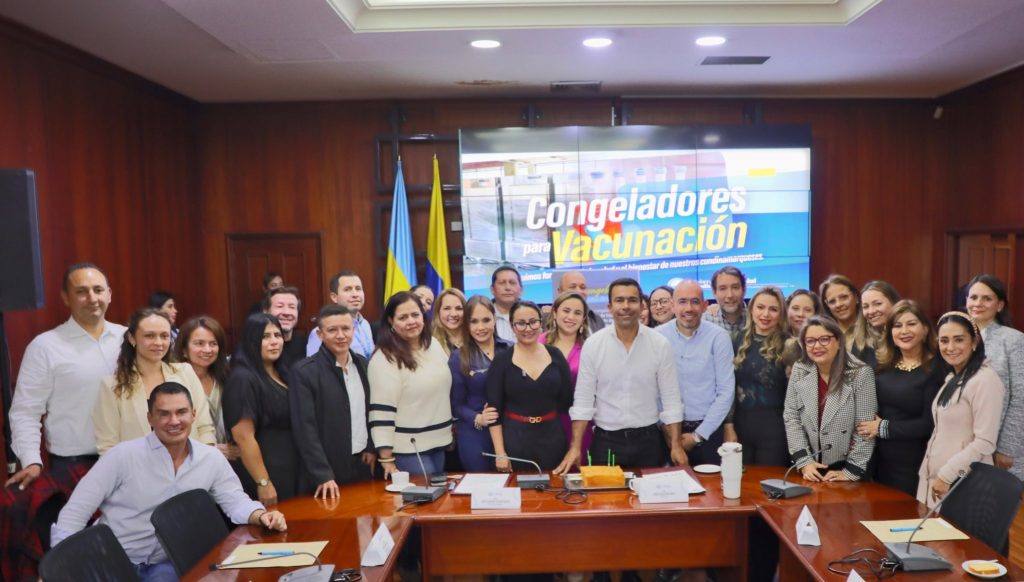 Equipo de la secretaria de salud, en la firma de los congeladores de vacunación.