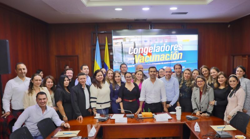 Equipo de la secretaria de salud, en la firma de los congeladores de vacunación.