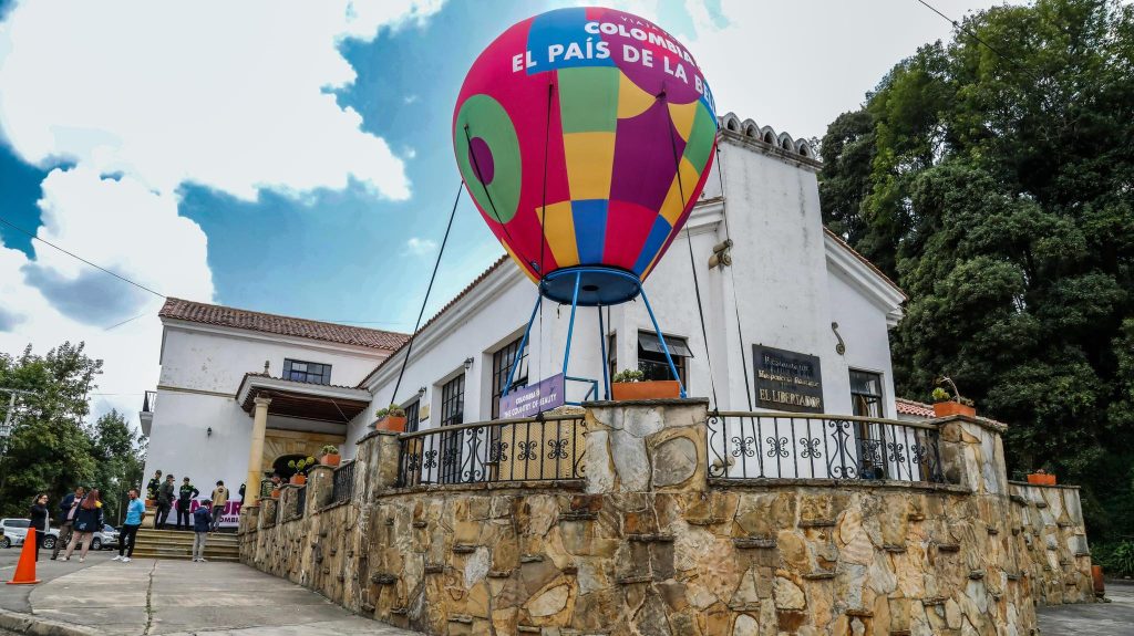 Globo de colores de Fontur en la entrada a la Catedral de Sal de Zipaquirá.