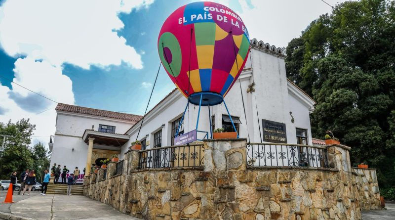 Globo de colores de Fontur en la entrada a la Catedral de Sal de Zipaquirá.