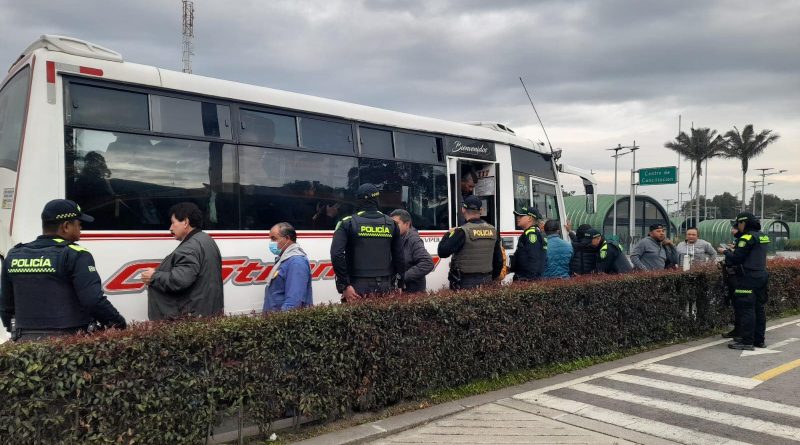 Bus de Chía, siendo requisado por la Policía Nacioanl.