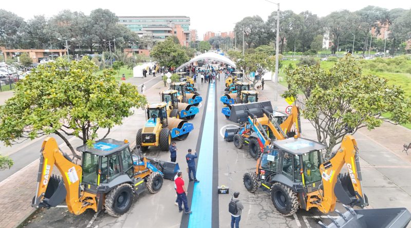 Panorámica frente a la Gobernación de Cundinamarca en la que se ven cerca de 50 maquinas para trabajo en territorio.