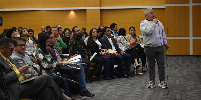 Grupo de docentes recibiendo charla educativa en la Gobernación de Cundinamarca.