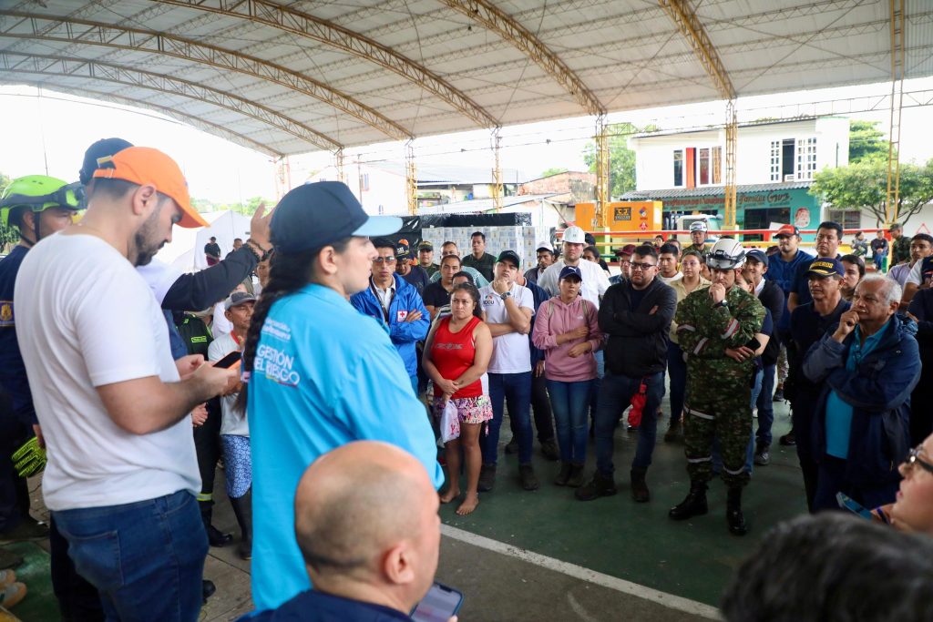 Equipo de trabajo de la Gobernación junto al alcalde de Paratebueno y Medina, brindando ayudas humanitarias.
