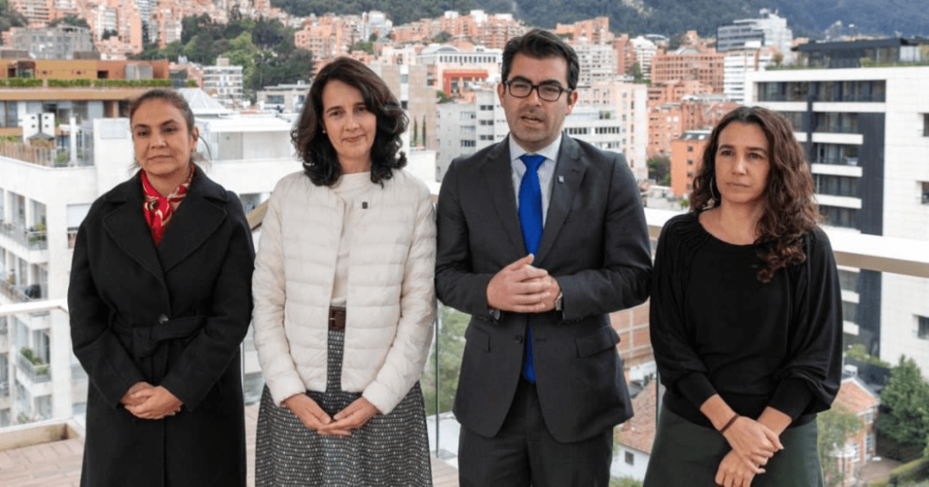 Funcionarios de la alcaldía de Bogotá presentan ante medios el primer espacio formal para coordinar el futuro de la Sabana en materia ambiental.