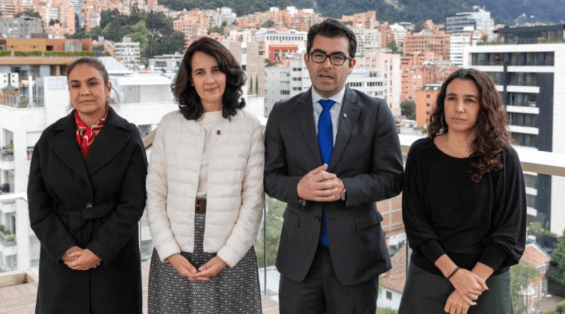 Funcionarios de la alcaldía de Bogotá presentan ante medios el primer espacio formal para coordinar el futuro de la Sabana en materia ambiental.