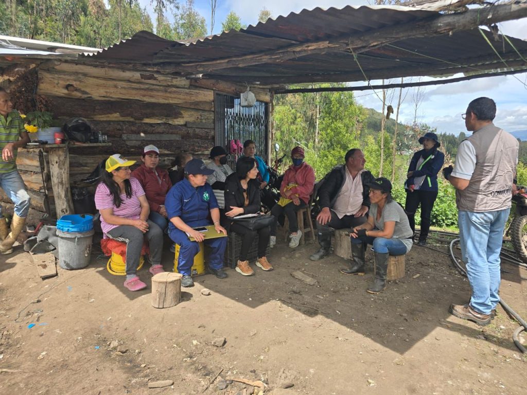 Grupo de personas de veredas de Cundinamarca atienden a la charla dictada por funcionarios de la CAR