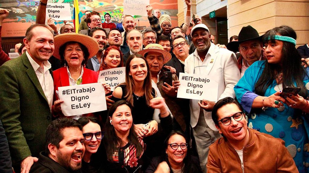 Equipo del Gobierno del Cambio, celebrando la aprobación de la Reforma Laboral. En la foto están periodistas, políticos y trabajadores.