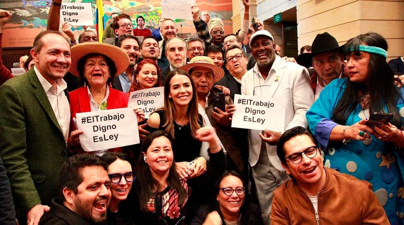 Equipo del Gobierno del Cambio, celebrando la aprobación de la Reforma Laboral. En la foto están periodistas, políticos y trabajadores.
