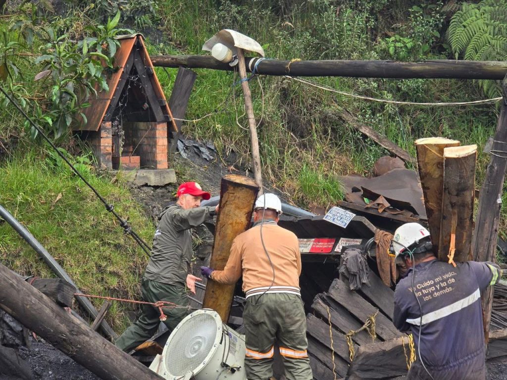 Cuerpo de Bomberos rescatando a tres mineros en Zipaquirá