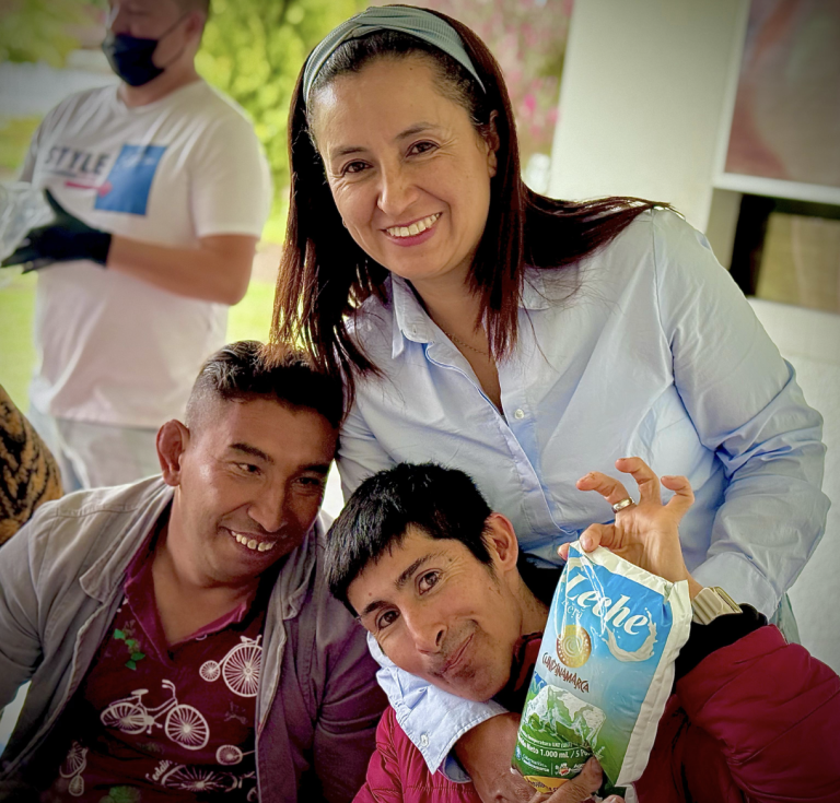 Imagen de la gestora social, entregando leche a niños con discapacidad