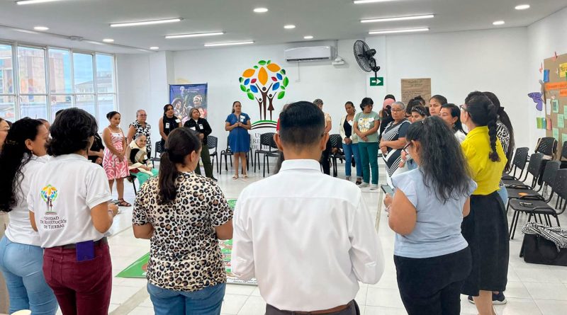 Grupo de equipos de personas que dejaron sus tierras por despojo.