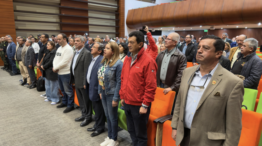 Grupo de veteranos que asistieron a la primera convención de ellos en Chía