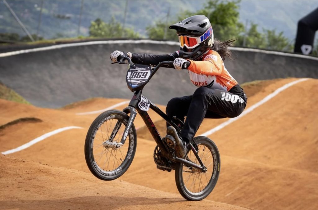 Niña en bicicross