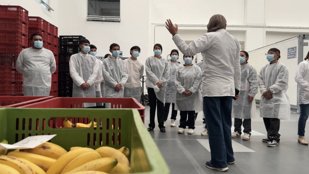 Equipo de funcionarios d de la alcaldía de Chía, revisan la comida para los niños.