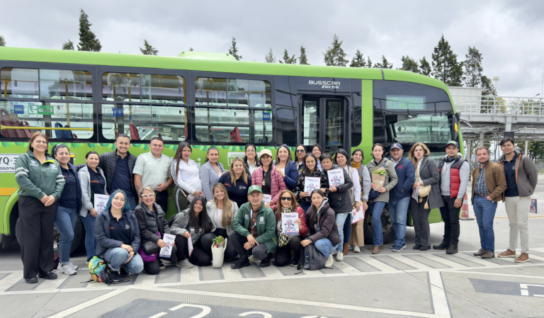 Personas habitantes de Chía posando frente a una nueva buseta adquirida por la alcaldía de Chía.