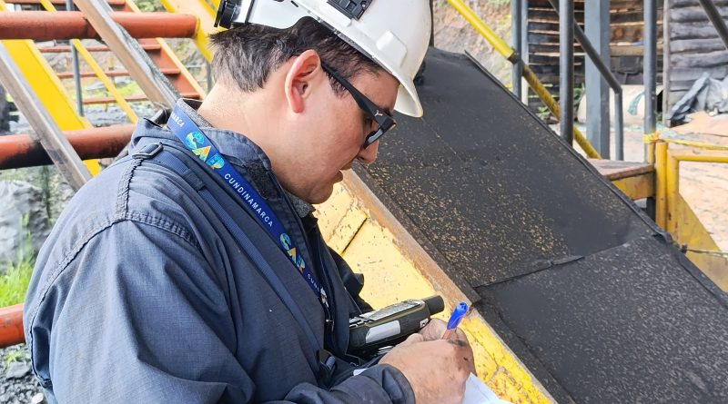 Funcionario de la CAR llevando registro del agua