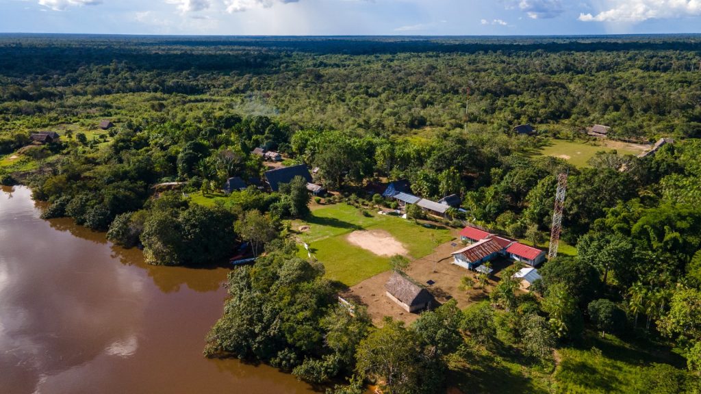 Panorámica de casas en el río Amazonas.