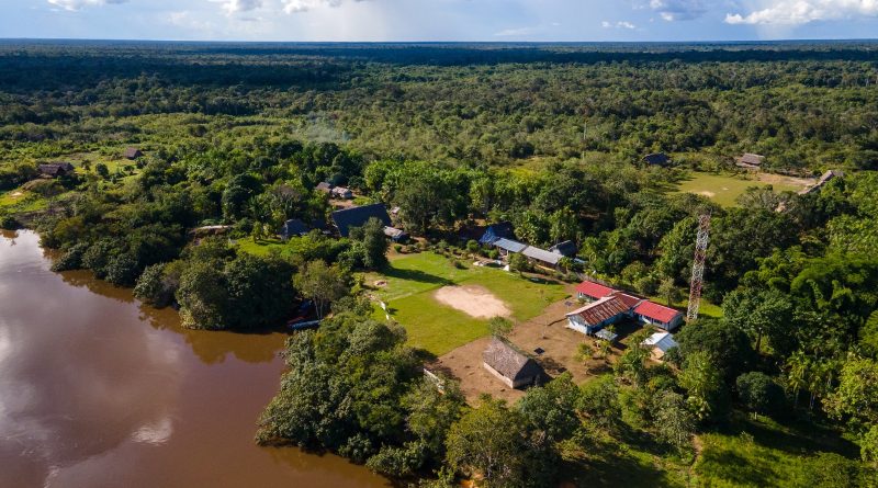 Panorámica de casas en el río Amazonas.