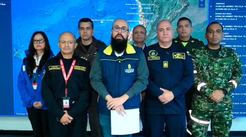 Equipo del Ministerio de Medio ambente dando indicaciones a las personas que viven en la costa para que no estén cerca al mar.