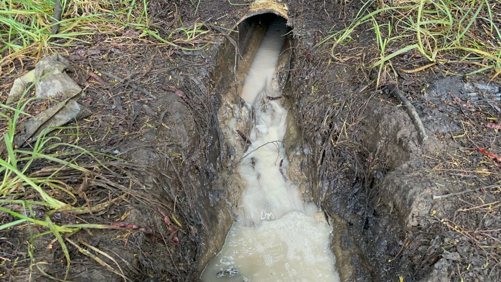 Vertiente de agua contaminada.