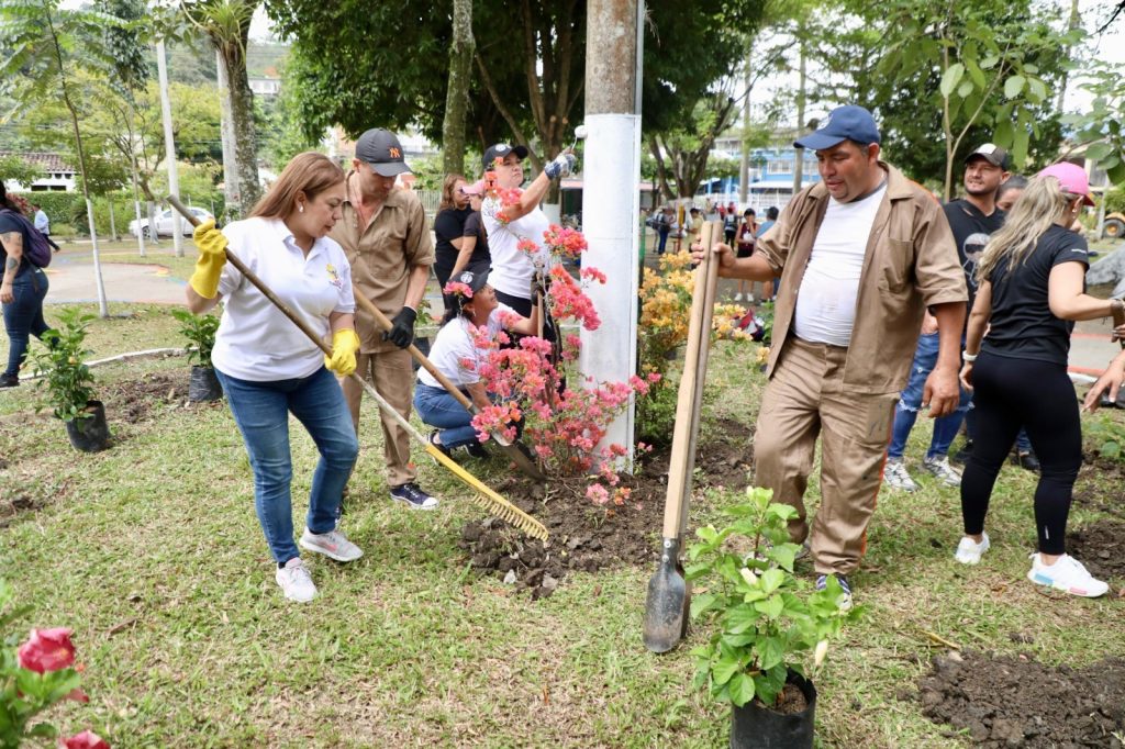 Grupo de presos de Villeta que salieron a embellecer el parque principal acompañados de la Policía Nacional.