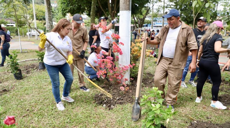 Grupo de presos de Villeta que salieron a embellecer el parque principal acompañados de la Policía Nacional.