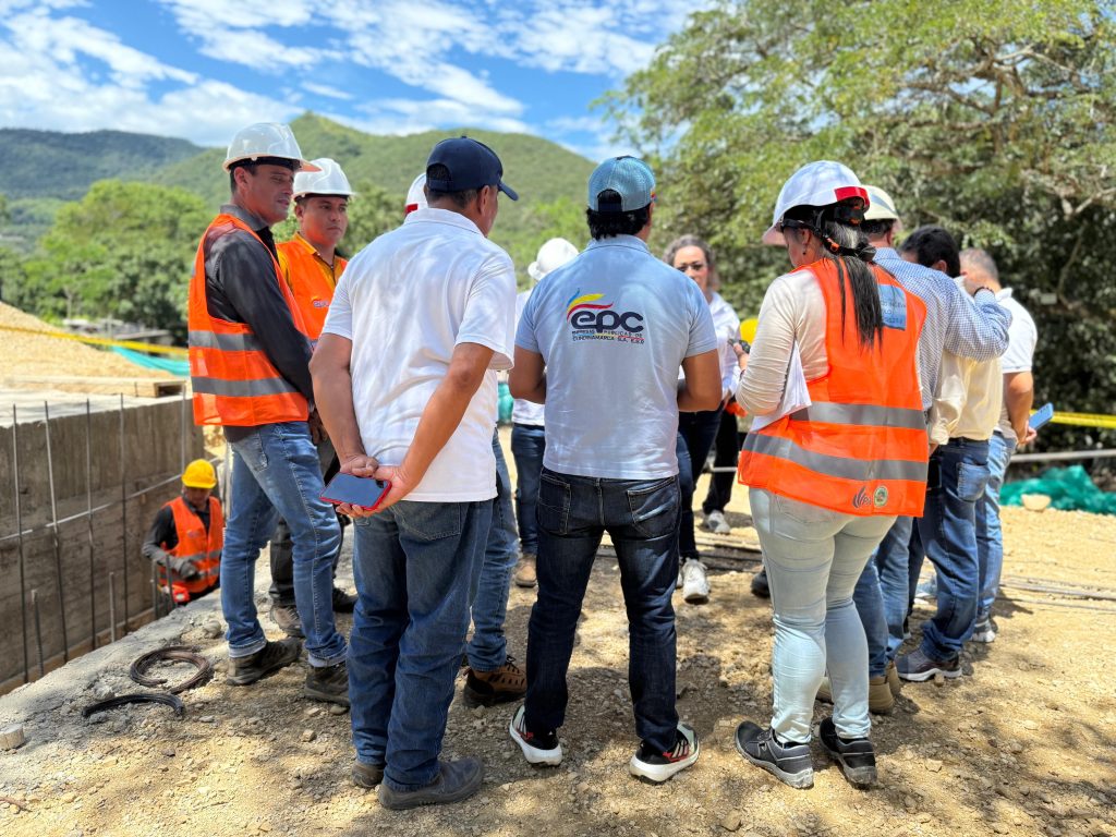 Equipo de Ingenieros de la Gobernación de Cundinamarca revisando las entradas de alcantarillado en Apulo.
