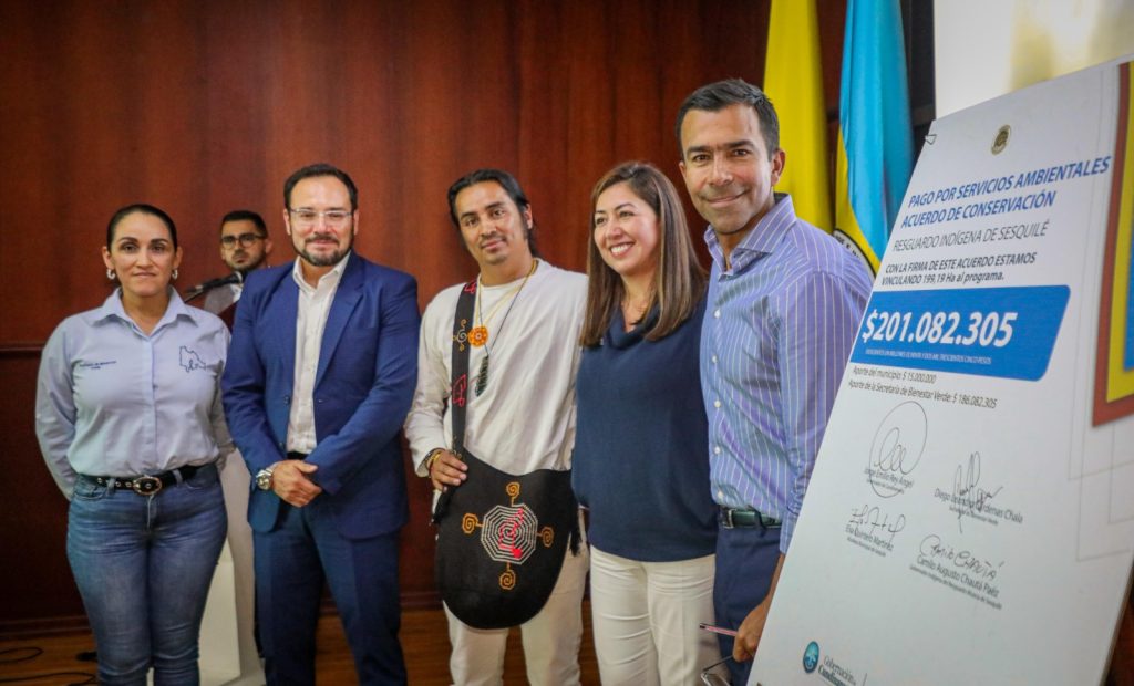 Gobernador de Cundinamarca con equipo de trabajo Provincial.