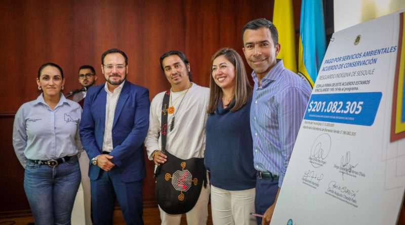 Gobernador de Cundinamarca con equipo de trabajo Provincial.