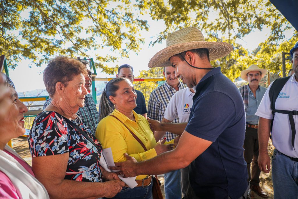 Gobernador de Cundinamarca charlando con la gente en Chaguaní