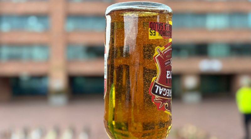 Botella de licor adulterada llena de burbujas.