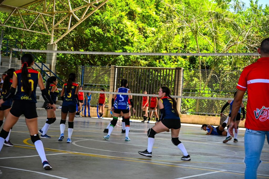 Grupo de jugadores de fútbol en cancha de abierta.