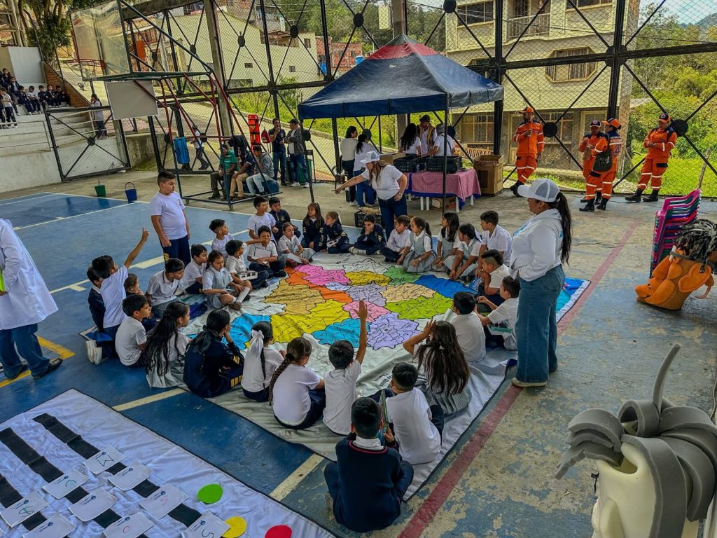 Grupo de niños recibiendo charla ambiental