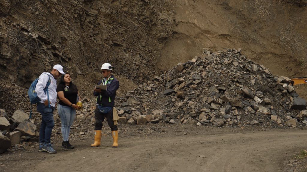 Durante un operativo conjunto con la Inspección de Policía de Pradilla, se encontraron tres personas en flagrancia y se decomisaron una retroexcavadora y una volqueta.